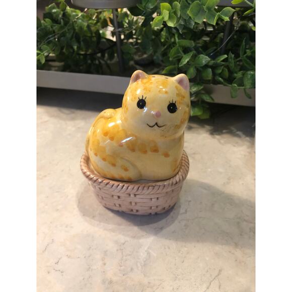 Vintage 1984 Cat In A Basket Salt And Pepper Ceramic 4x3x2 - Picture 1 of 7